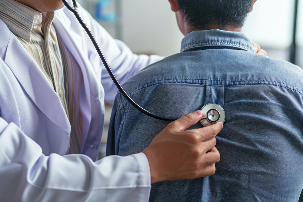 Arzt hoert Patienten ab
